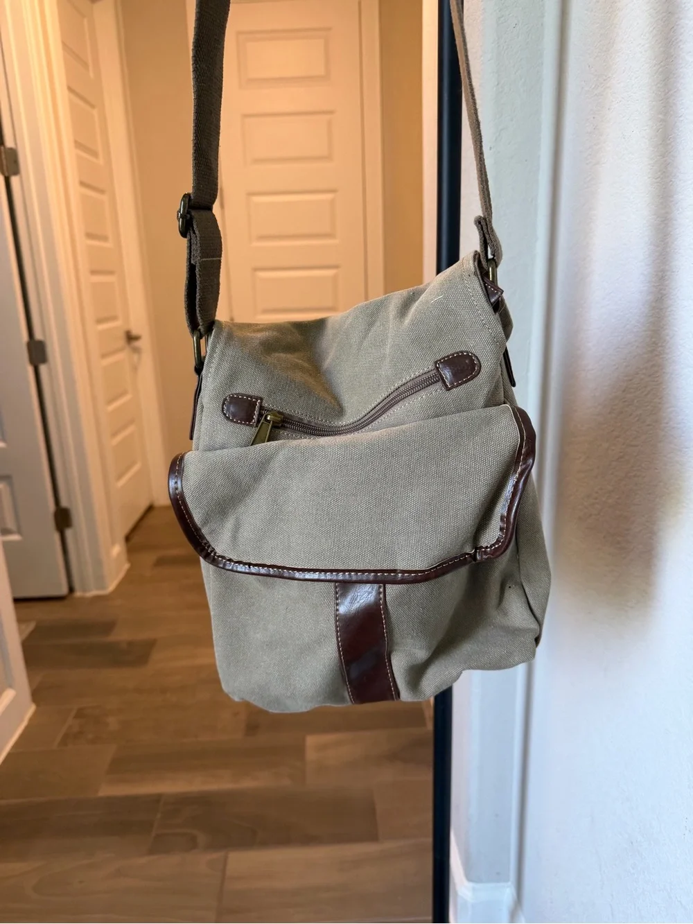 Casual Men's Messenger Bag in Olive Green Canvas